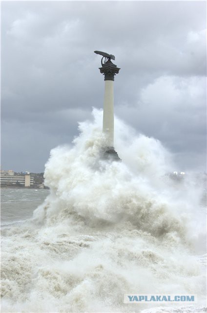 Вчерашний шторм в Севастополе и его последствия