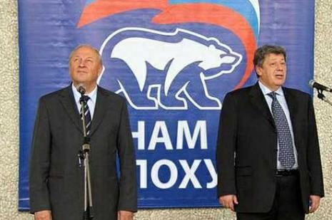 Кандидат в депутаты пытается говорить ротом.