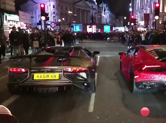Российская студентка поразила британцев своим Lamborghini с миллионом страз Сваровски