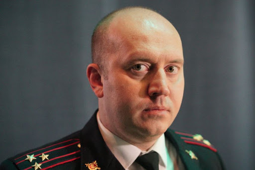 Знаменитый актёр Генри Кавил, известный по ролям ведьмака Геральта и Супермена, сидит и сам себе собирает комп