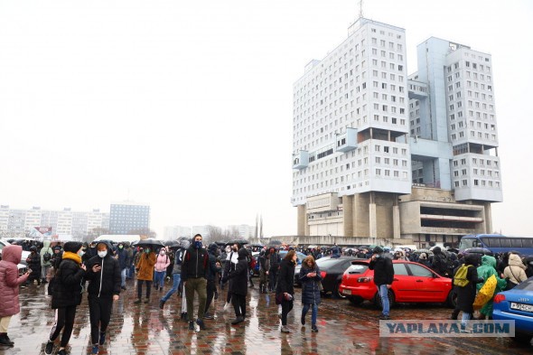Возле Пушкинской площади начались столкновения с полицией. Неизвестные забрасывают ОМОН бутылками и файерами