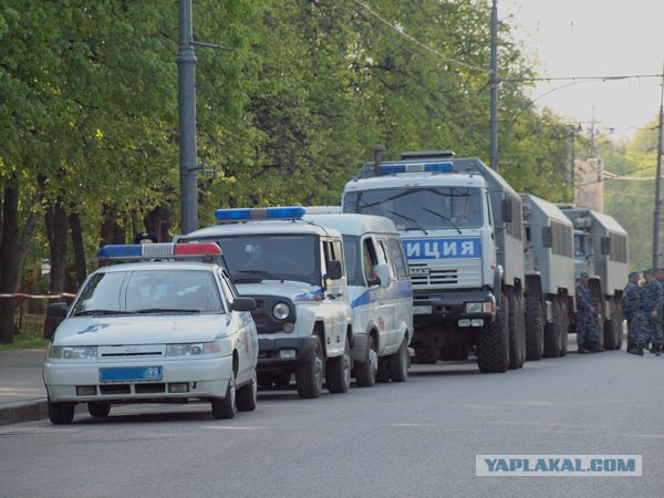 Крутые ребята против одной девушки