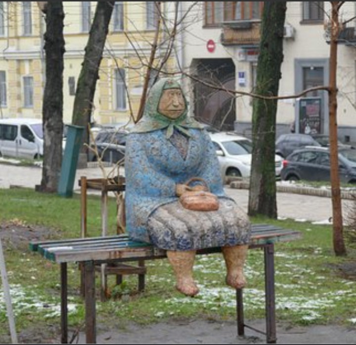 Бабка у подъезда