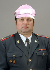 Начальник управления милиции избивает женщину