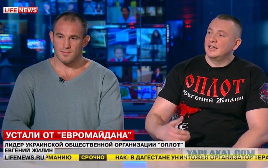 Корреспондент НТВ получил по лицу от быдла в прямом эфире