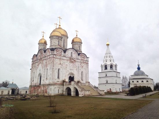 Холивар про "культурный слой" и "закопанные дома".