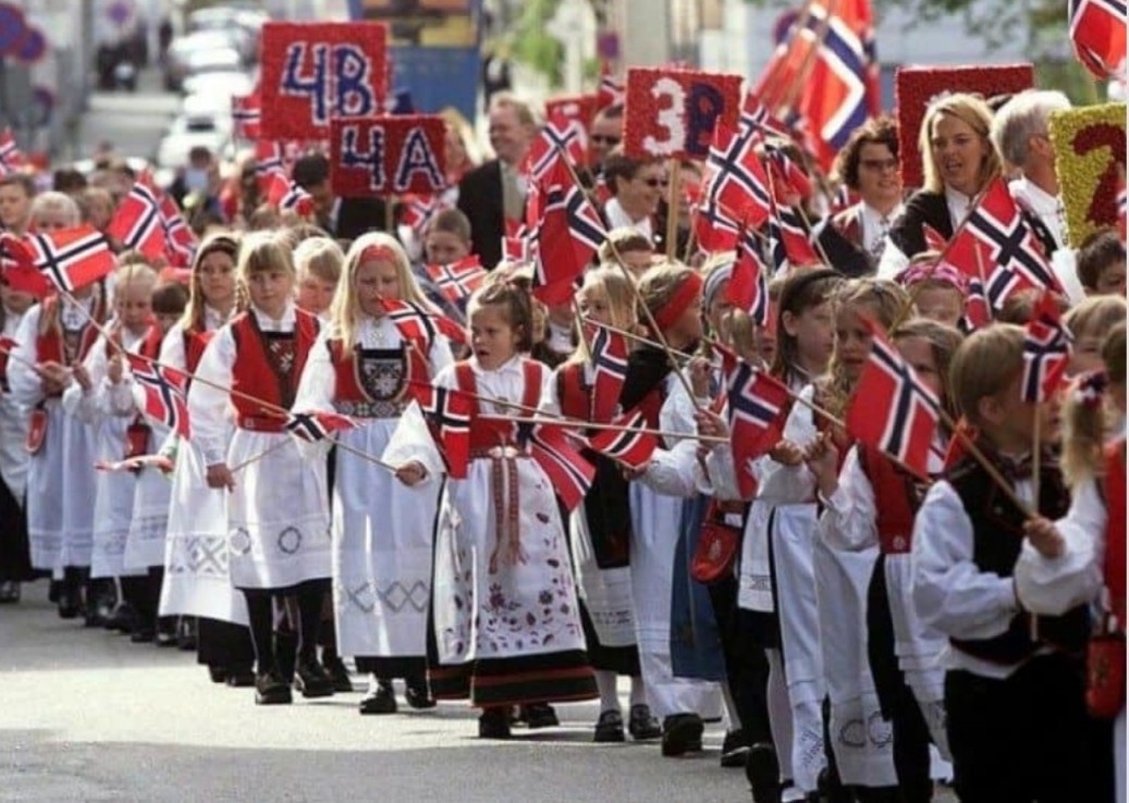 Пестрое население. Норвежцы народы Норвегии. Жители Осло, Норвегия. Норвегия праздники. Национальные традиции Норвегии.