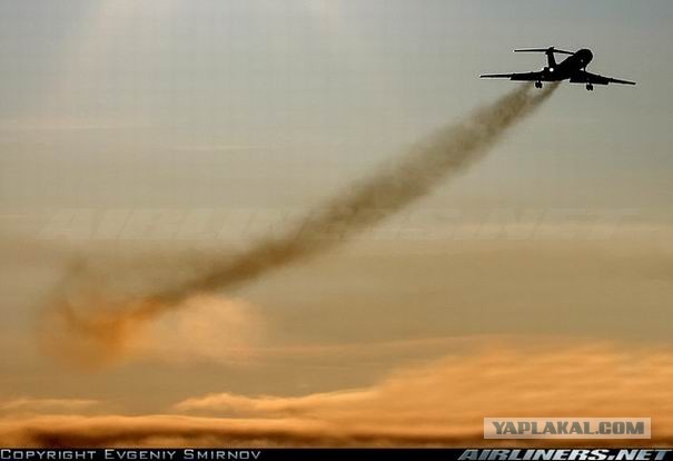 Это не дым из двигателя, это шлейф из водяного пара