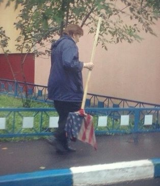 Активисты майдана в Одессе вытерли ноги о знамя
