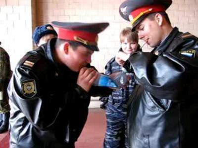 Драка мотоциклиста и следователя на дороге в Москве попала на видео