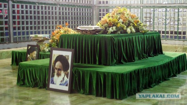 Неизвестные открыли стрельбу в иранском парламенте, мавзолее Хомейни и был взрыв в метро