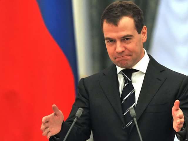 Луиза и Дима гуляли в саду