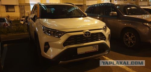 Возмущенные жители Химок прокололи колеса у 30 каршеринговых автомобилей