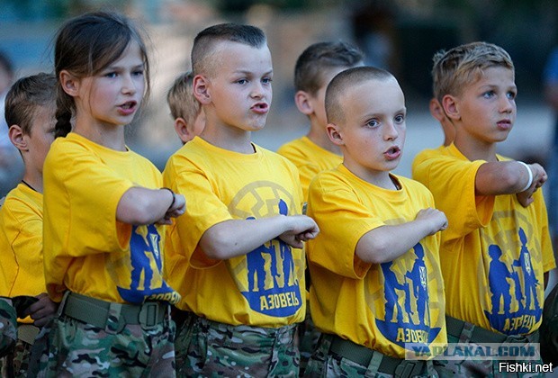 Украинские дети здороваются в Польше.