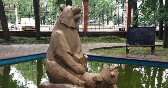 По ночам неизвестные делают экстравагантную расстановку скульптур