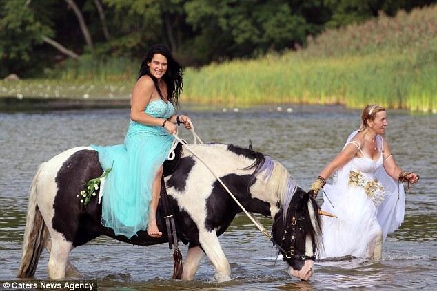 Лошадь испортила свадебную фотосессию американки