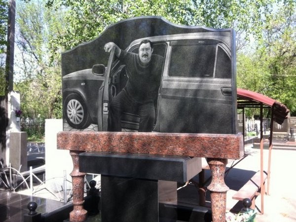 На Сахалине водитель внедорожника устроил гонки по кладбищу