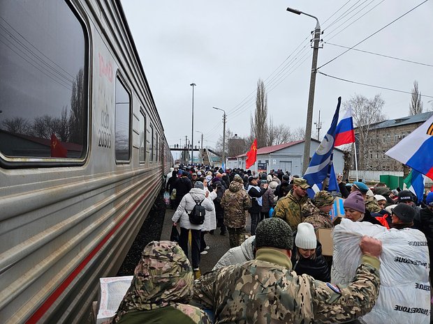 Сотни людей принесли подарки к поезду для раненых участников СВО.  Стерлитамак. Башкирия.