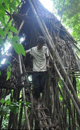 В джунглях нашли отца и сына "Маугли"