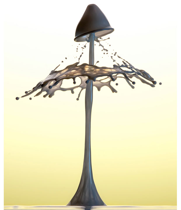 Всплеск воды застыл на фотографии