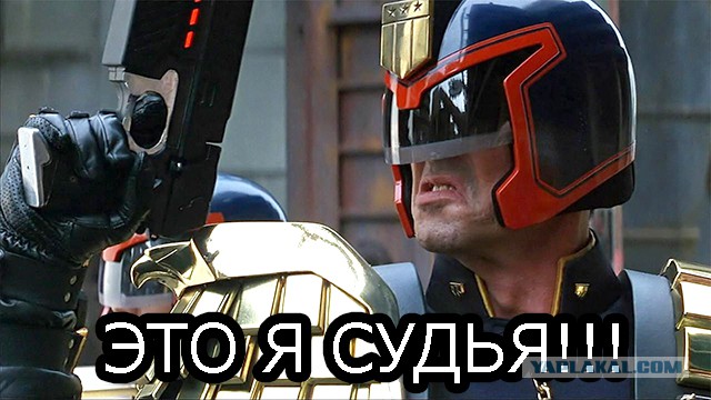 Девушка в бьется в истерике и кричит, что она - судья