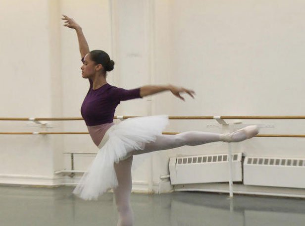 Чернокожая балерина отказалась носить белые колготки