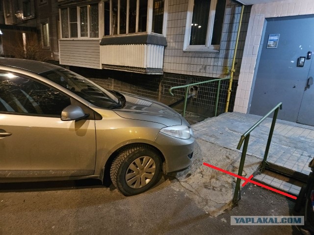 Автохам перегородил дорогу маме с ребенком