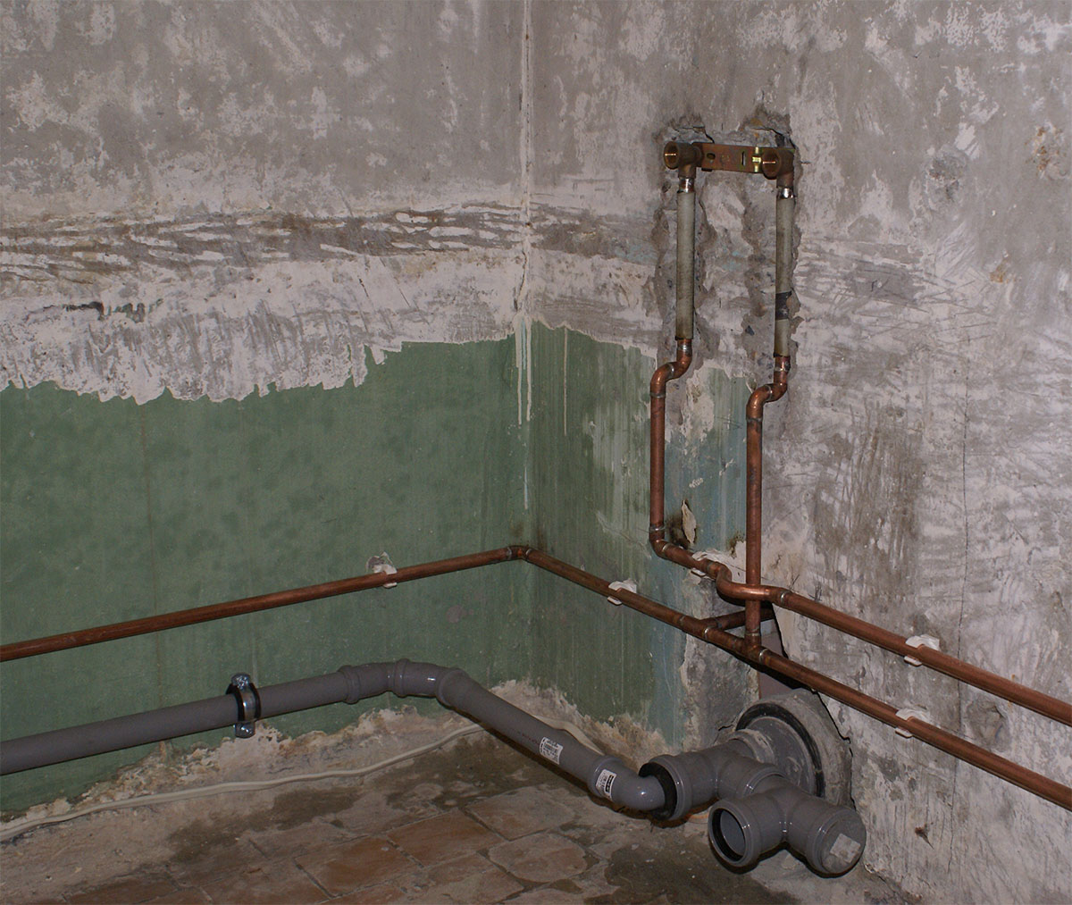 Трубы воды в стене. Водопроводные трубы в ванной. Трубы в стене в ванной. Трубы в ванную комнату. Канализационные трубы в ванной.