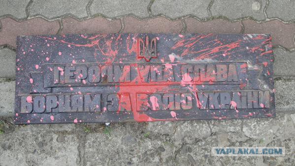 В Польше разрушили памятник бандеровцам УПА