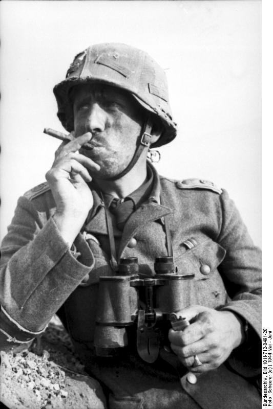 Военные каски разных стран времен Второй Мировой Войны и немного ранее