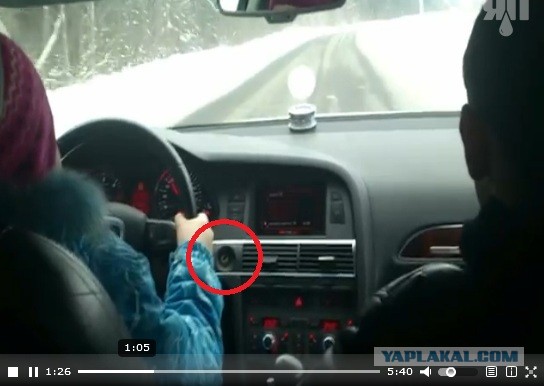 8-летний ребенок ведет Audi