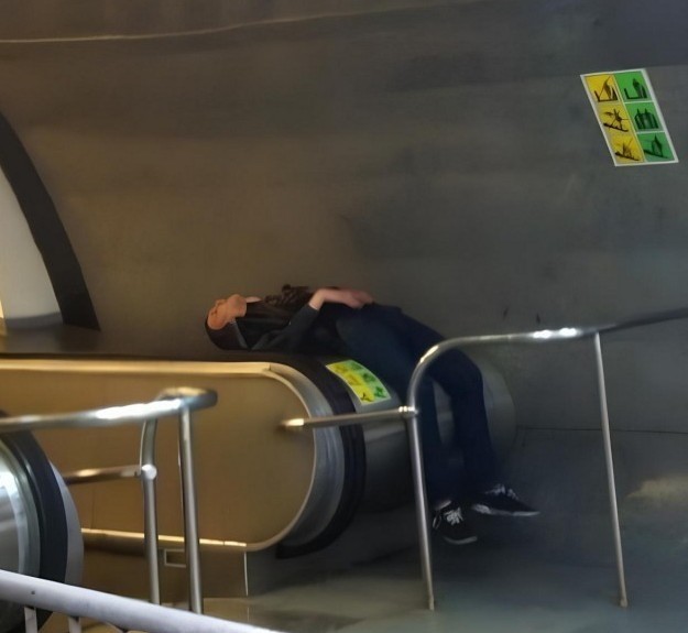 Модники, скрывающие свою неземную красоту в подземельях нашего метрополитена