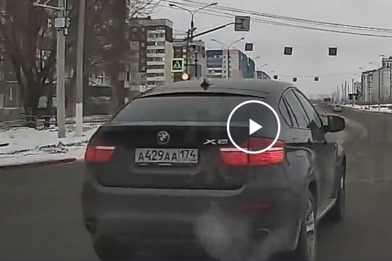 В Челябинской области девушка за рулем BMW отвлеклась и жестко сбила 90-летнюю пенсионерку, переходившую дорогу по "зебре"