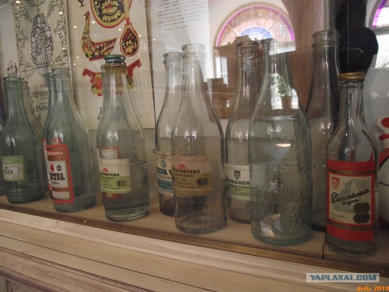 Бутылка водки в руке. Чекушка. Литр чекушки. Бутылка водки чекушка. Бутылка водки чекушка.