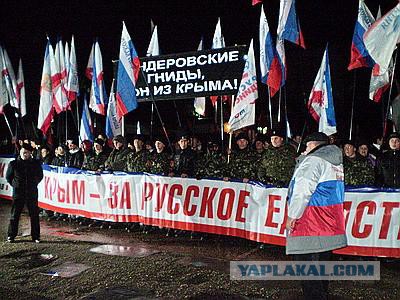 Москвичи встречают марш мира флагами ДНР И ЛНР