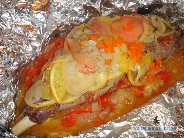 Баранья нога с молодым картофелем и овощами