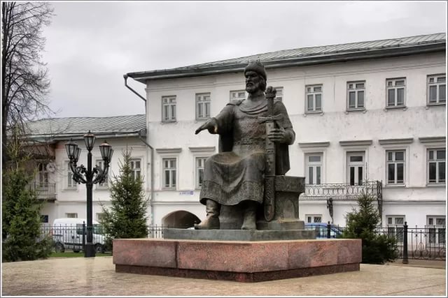 Памятник юрию долгорукому в костроме фото