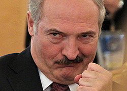 Школьницы узнали, что учитель спал с ними обеими, и рассказали обо всём его жене