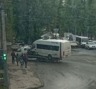 Сегодня утром в Саратове сотрудник полиции на служебном авто врезался в рейсовый автобус, в котором находились 10 пассажиров