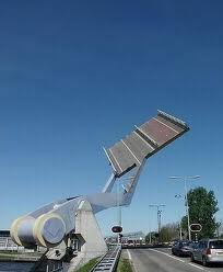 Жители улицы установили шлагбаум