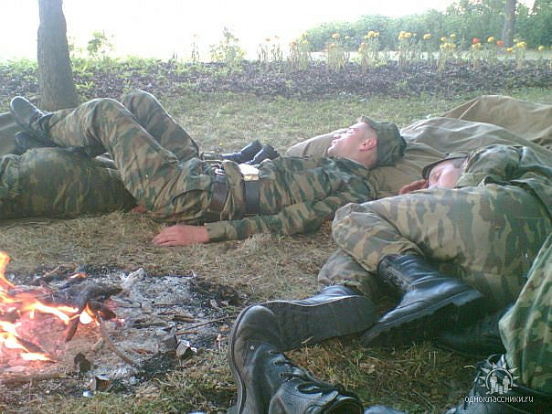 Russian Army - солдаты могут спать везде!