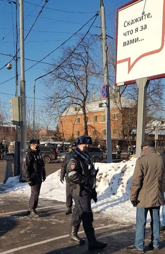 "Страна, которой нет" и "Полная дичь". Фото силовиков на фоне вывесок и надписей