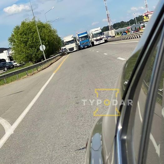 Они по рациям сговариваются и устраивают такой кавардак