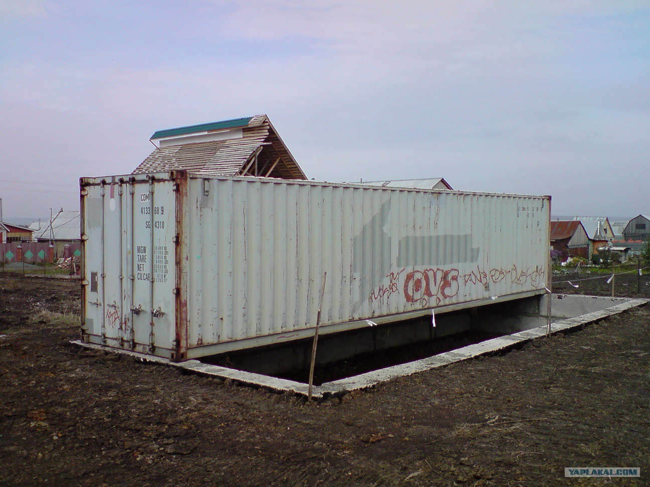 Контейнер на блоках фбс. Сцепка 2х20 контейнеров. На что установить контейнер. На что установить контейнер. Дачный домик из контейнера.