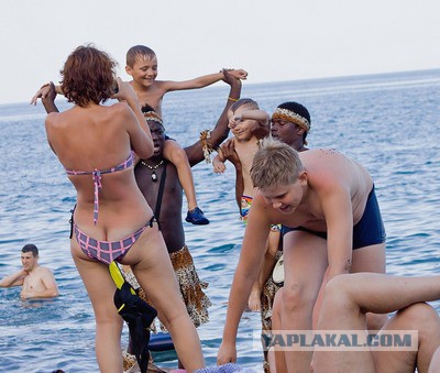 Летние девушки в мини юбках и не только