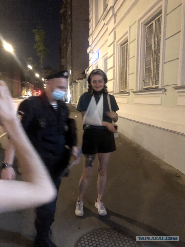 В Москве задержали девушку, которая снимала, как полицейские ведут маленькую девочку в автозак