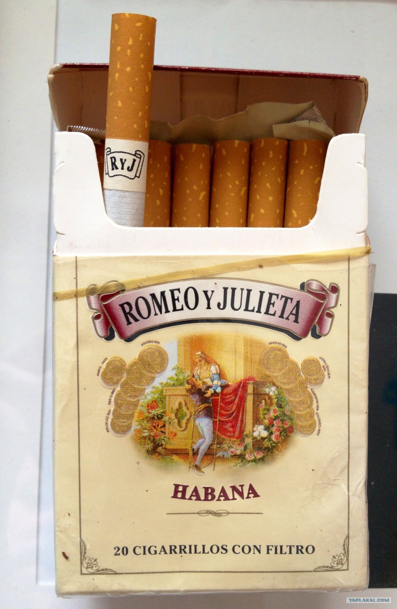 Коричневые сигареты с приятным. Самые дорогие сигареты в СССР. Сигареты Марльборо Абра. Самые смешные сигареты. Советские папиросы с топорами.