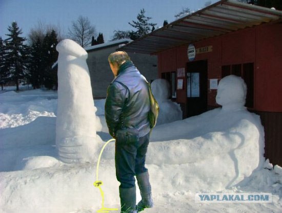 Неприличная скульптура из снега.