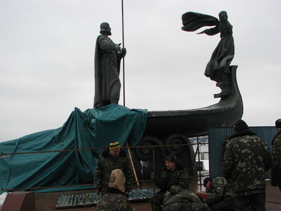 В Киеве рухнул памятник основателям города