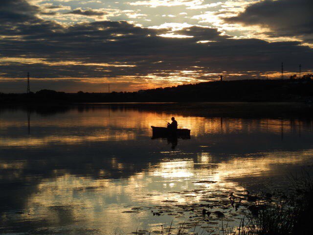 Вечер на оке тема. Вечер на Оке. Вечер на Волге. Пейзаж с рыбаками на вечерней заре. Река Ока вечером.